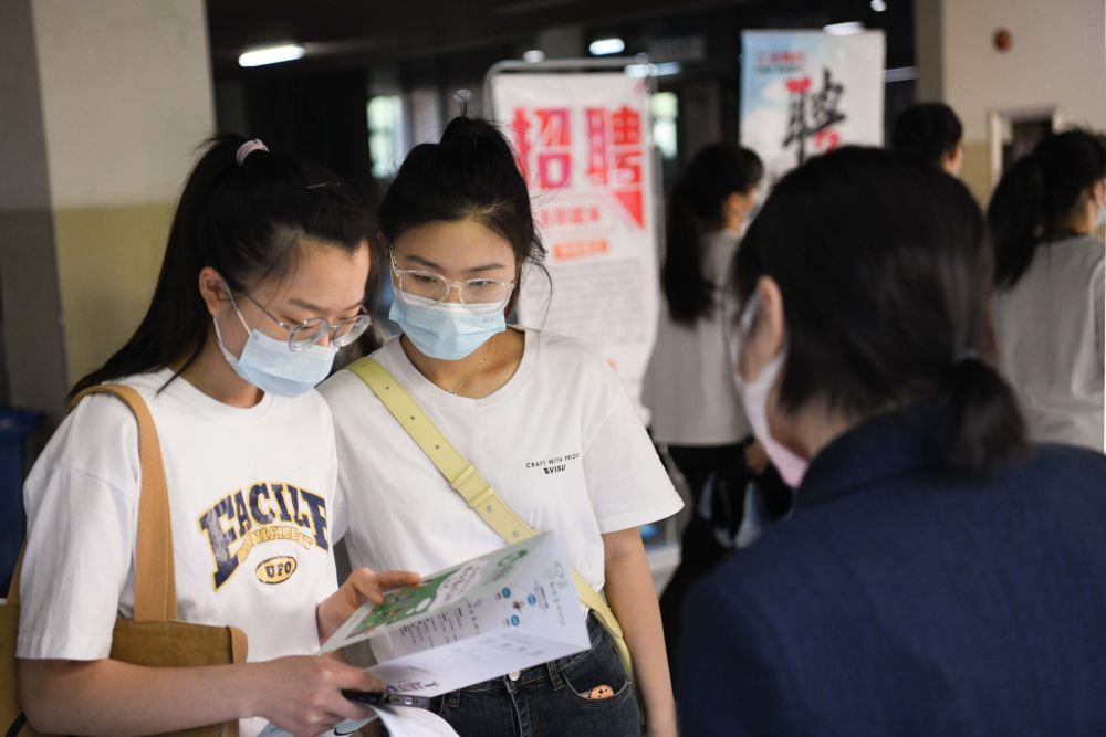 &ldquo;先落戶后就業(yè)&rdquo;、發(fā)放就業(yè)補(bǔ)貼&hellip;&hellip;多地多措并舉促進(jìn)高校畢業(yè)生就業(yè)