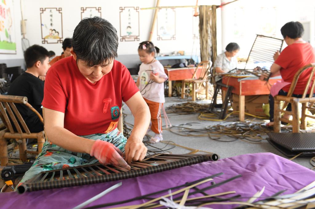 村里建起&ldquo;沒有圍墻的工廠&rdquo;&mdash;&mdash;浙江臨海&ldquo;共富工坊&rdquo;助農(nóng)就業(yè)增收
