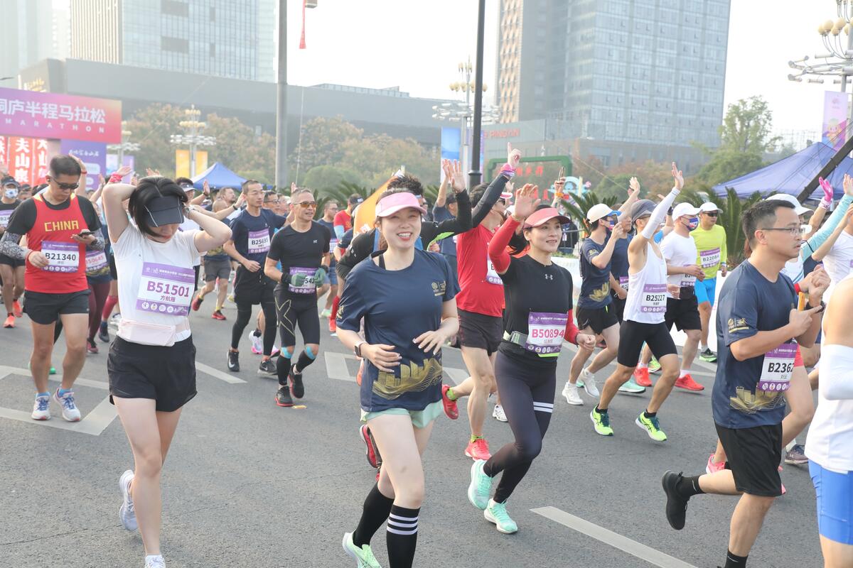 品味富春山居 近萬名跑友跑進(jìn)&ldquo;瀟灑桐廬&rdquo;