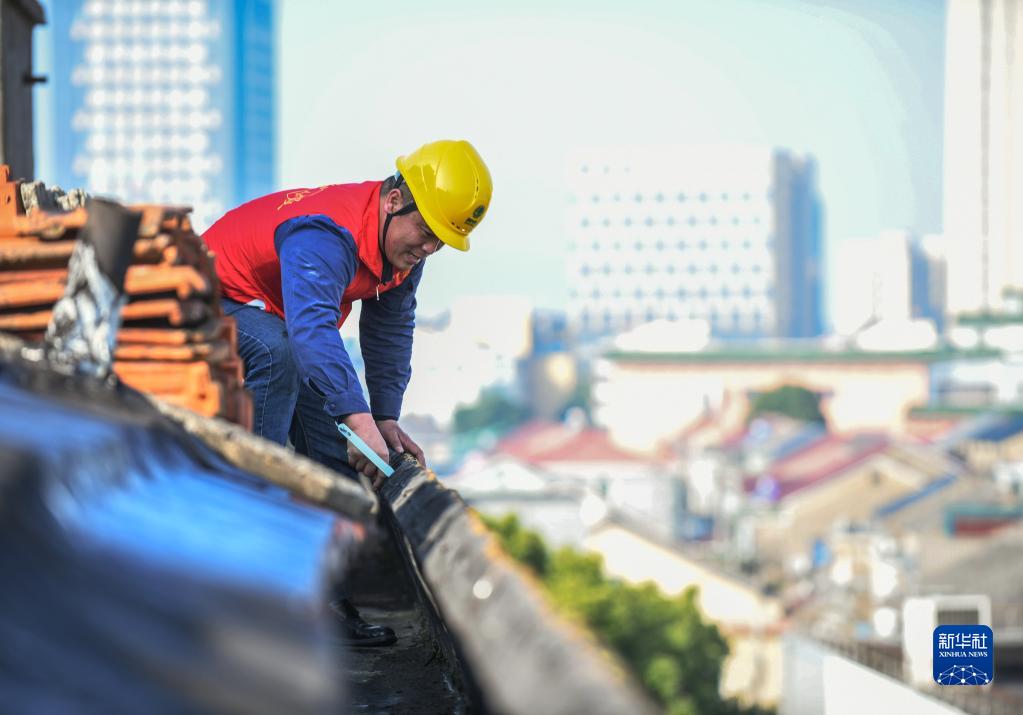 浙江余姚：綠色能源點(diǎn)亮&ldquo;黑樓道&rdquo;