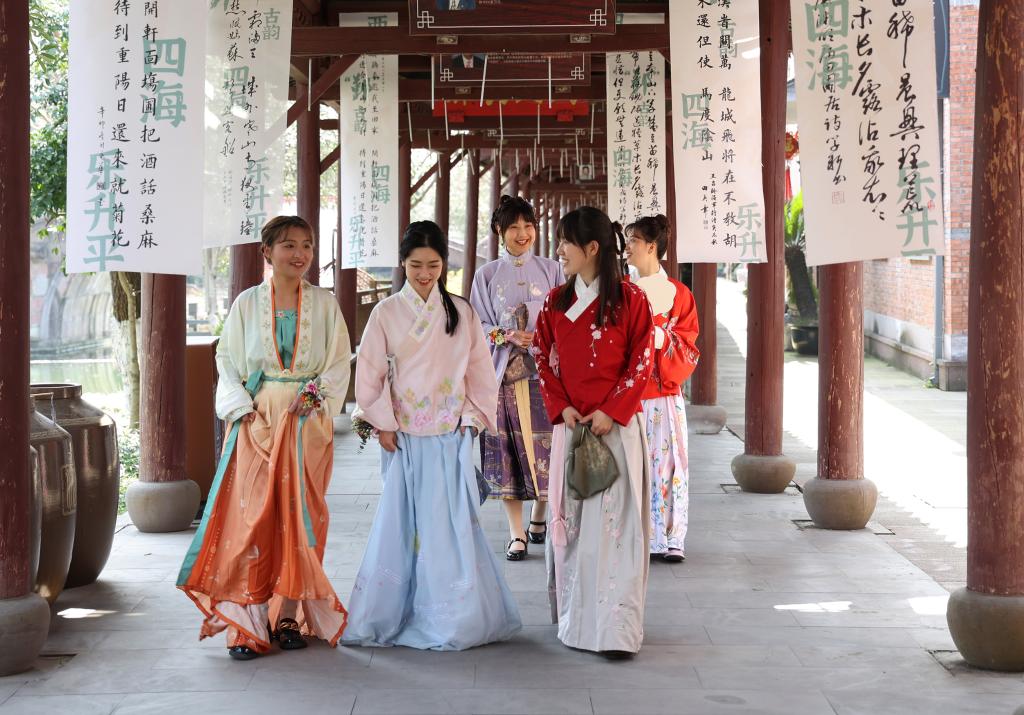 &ldquo;千萬(wàn)工程&rdquo;調(diào)研行｜寧波灣底村：把村莊整治與發(fā)展經(jīng)濟(jì)結(jié)合起來(lái)